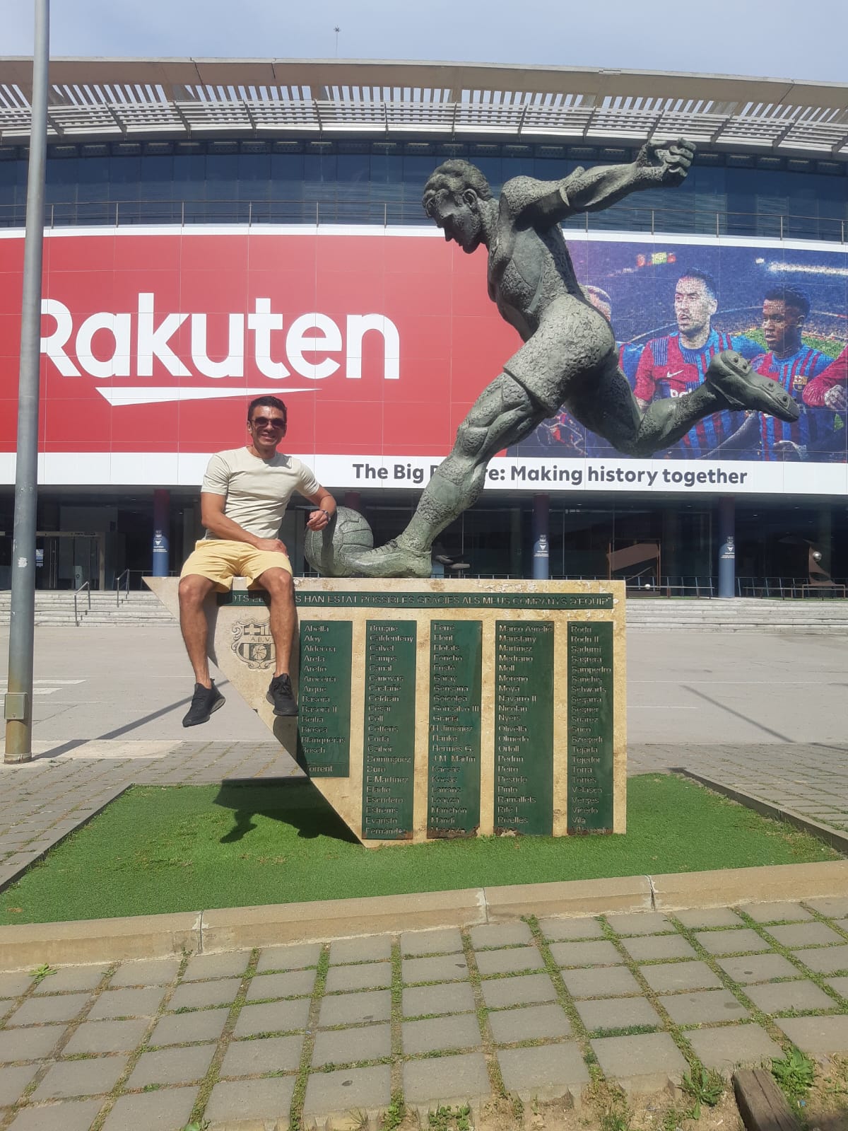 Estátua Blaugrana no acesso ao estádio
