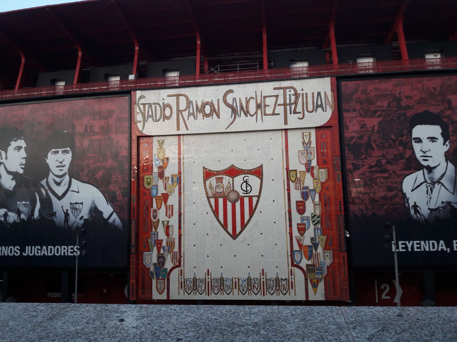 Painel histórico com títulos e lendas do Sevilla FC