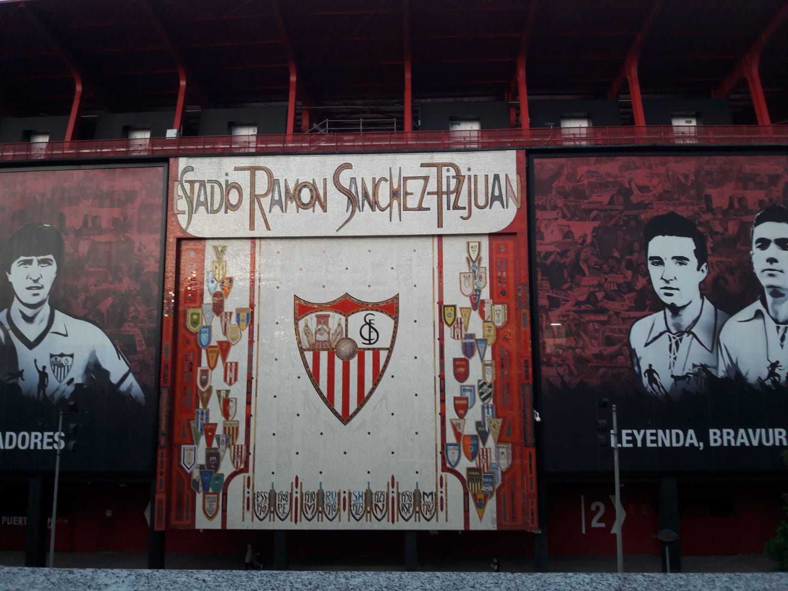 Fachada do Estadio Ramón Sánchez-Pizjuán — mosaico do escudo Sevillista