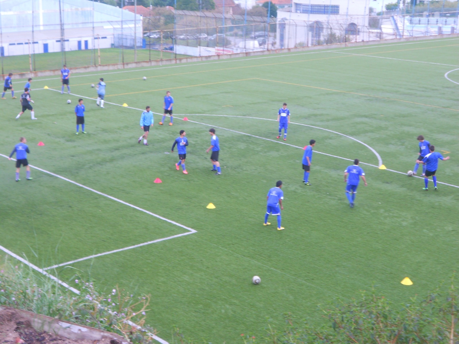 Treino coletivo no gramado do CT Belenenses