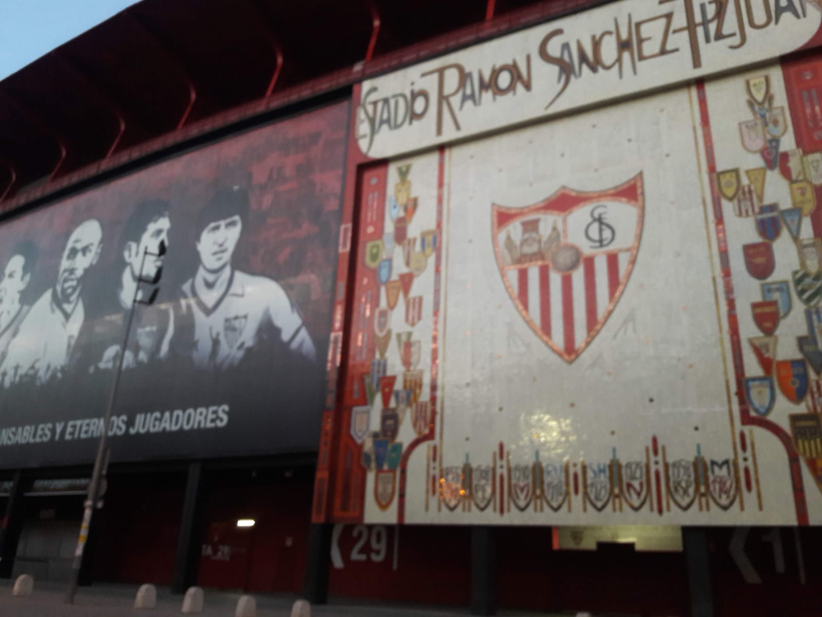 Mural 'Incansables y Eternos Jugadores' na entrada do estádio