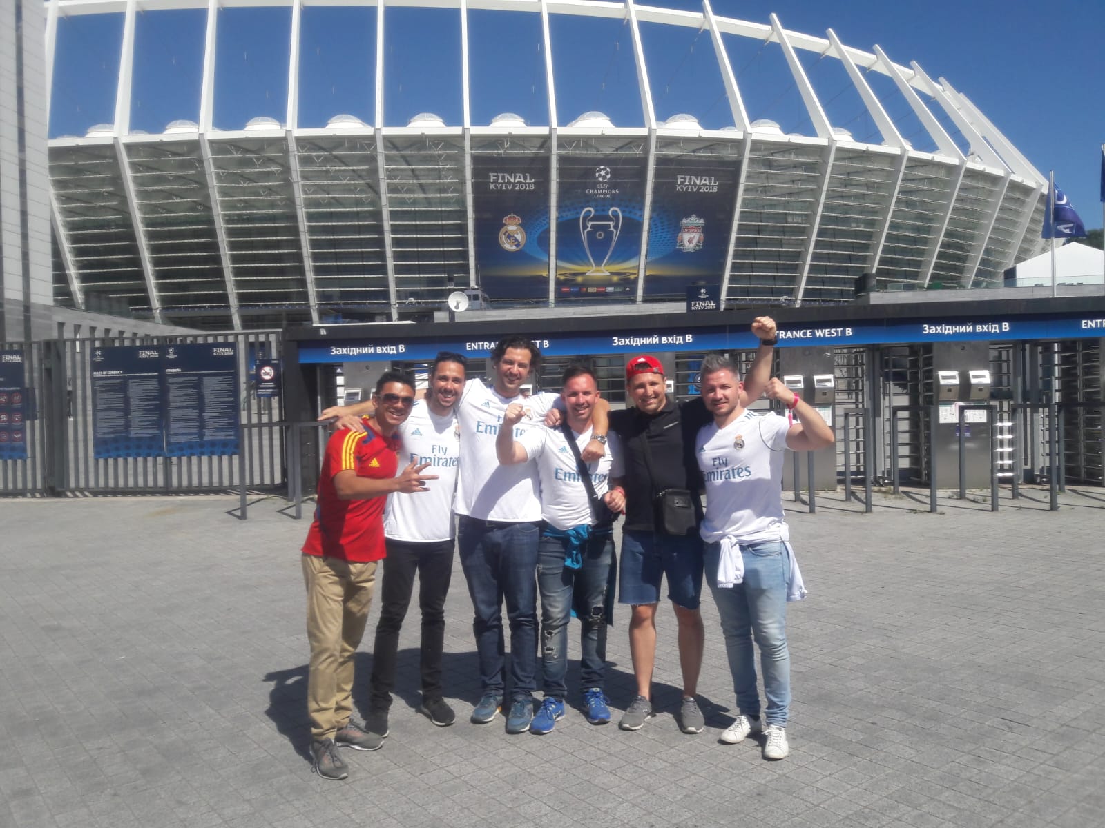 Grupo Opportunity Sports em frente ao NSC Olimpiyskiy — Final Kyiv 2018