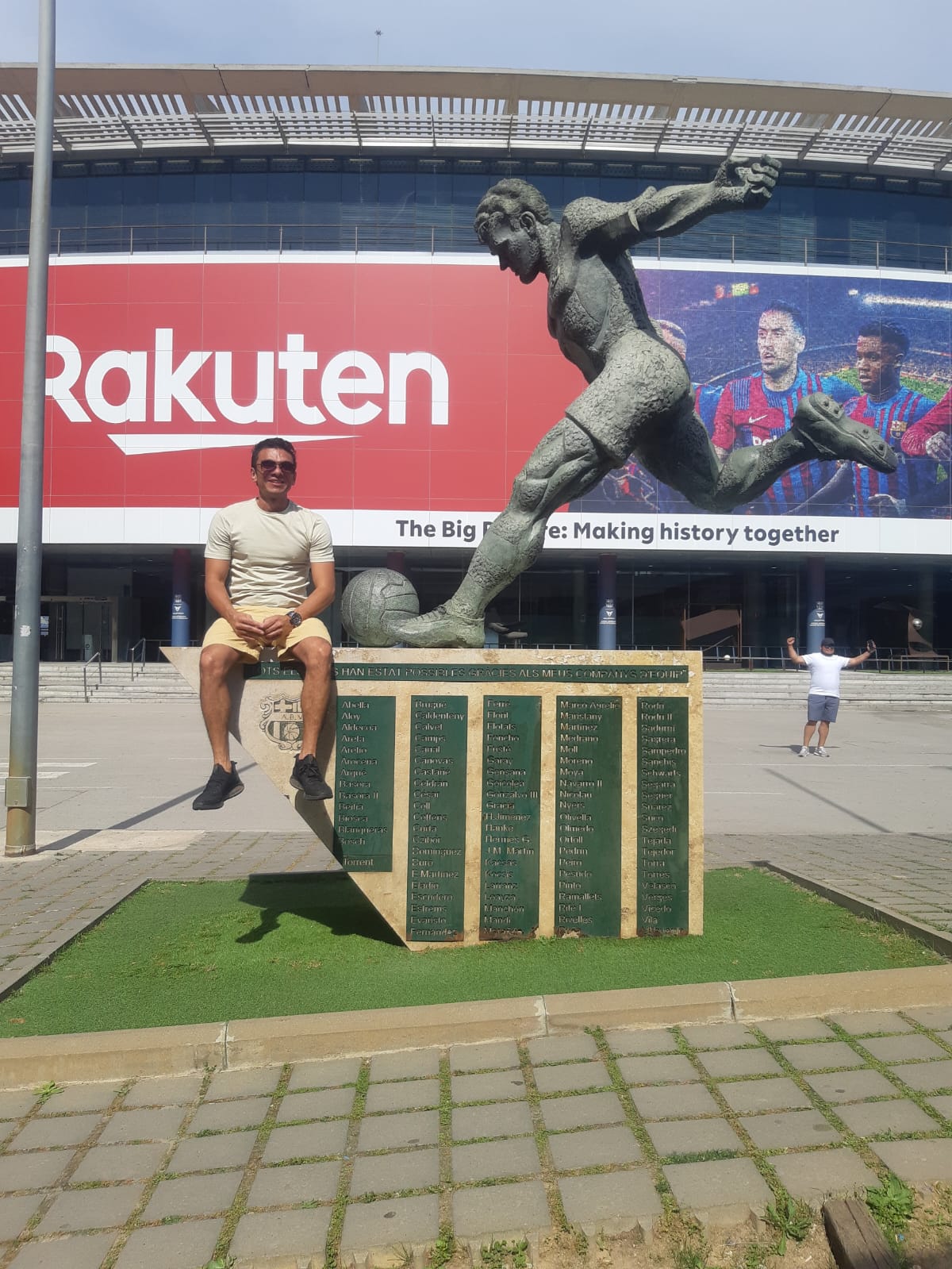 Monumento histórico em frente ao Camp Nou