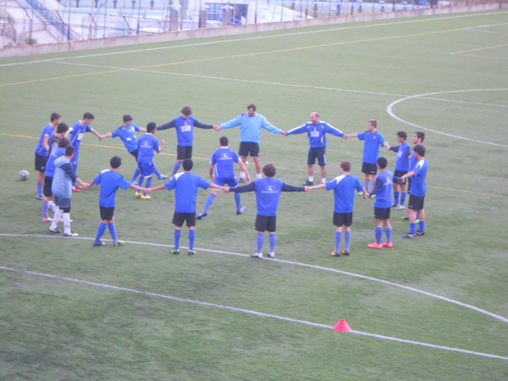 Roda de concentração com comissão técnica antes do treino