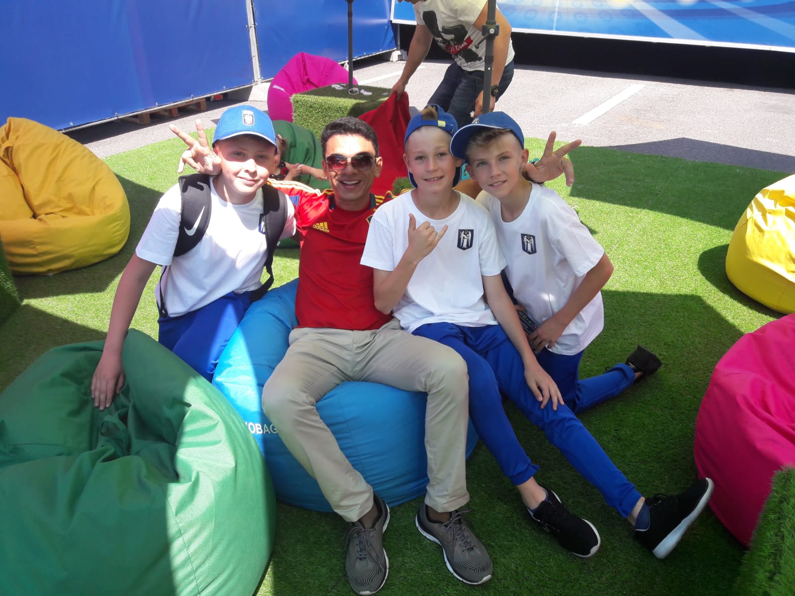 Encontros com jovens torcedores no Champions Fest